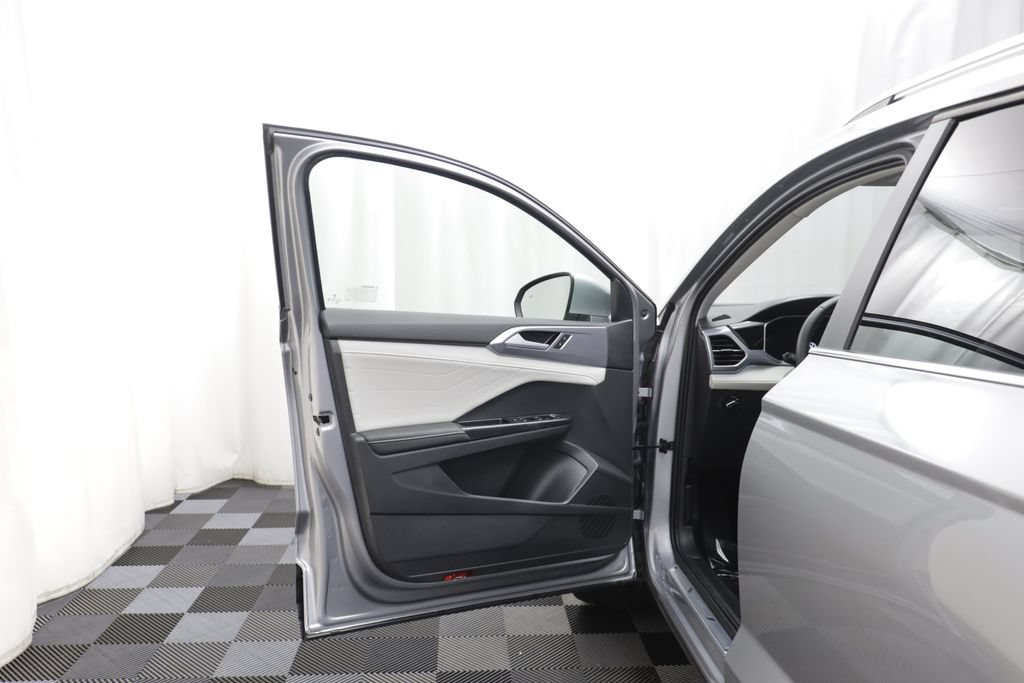 Used 2026 Volkswagen Taos SEL AWD/4WD image 4