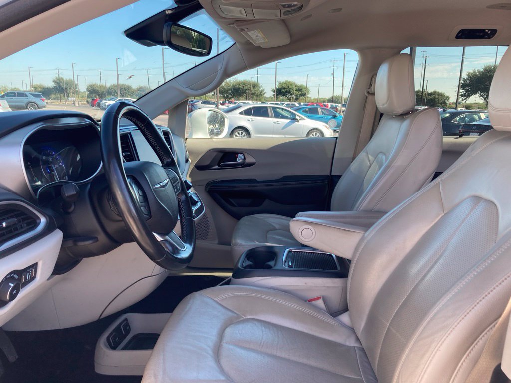 Used 2021 Chrysler Pacifica Touring-L FWD image 10
