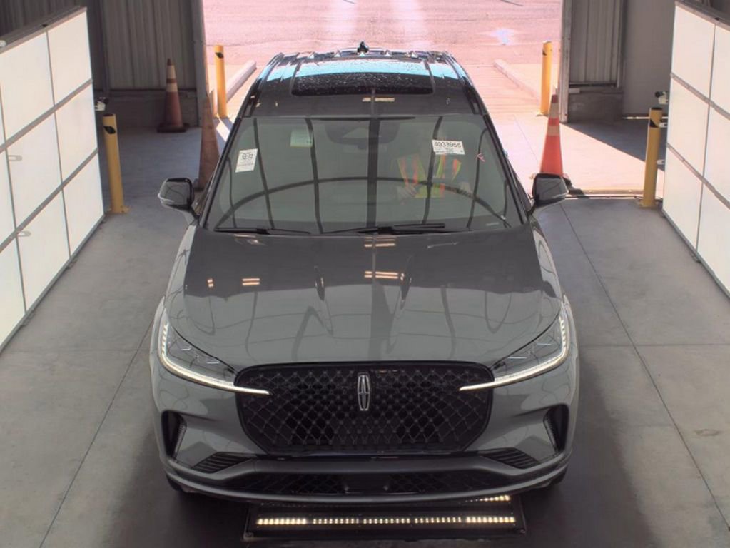 Used 2025 Lincoln Aviator Reserve w/ Equipment Group 201A AWD/4WD image 3