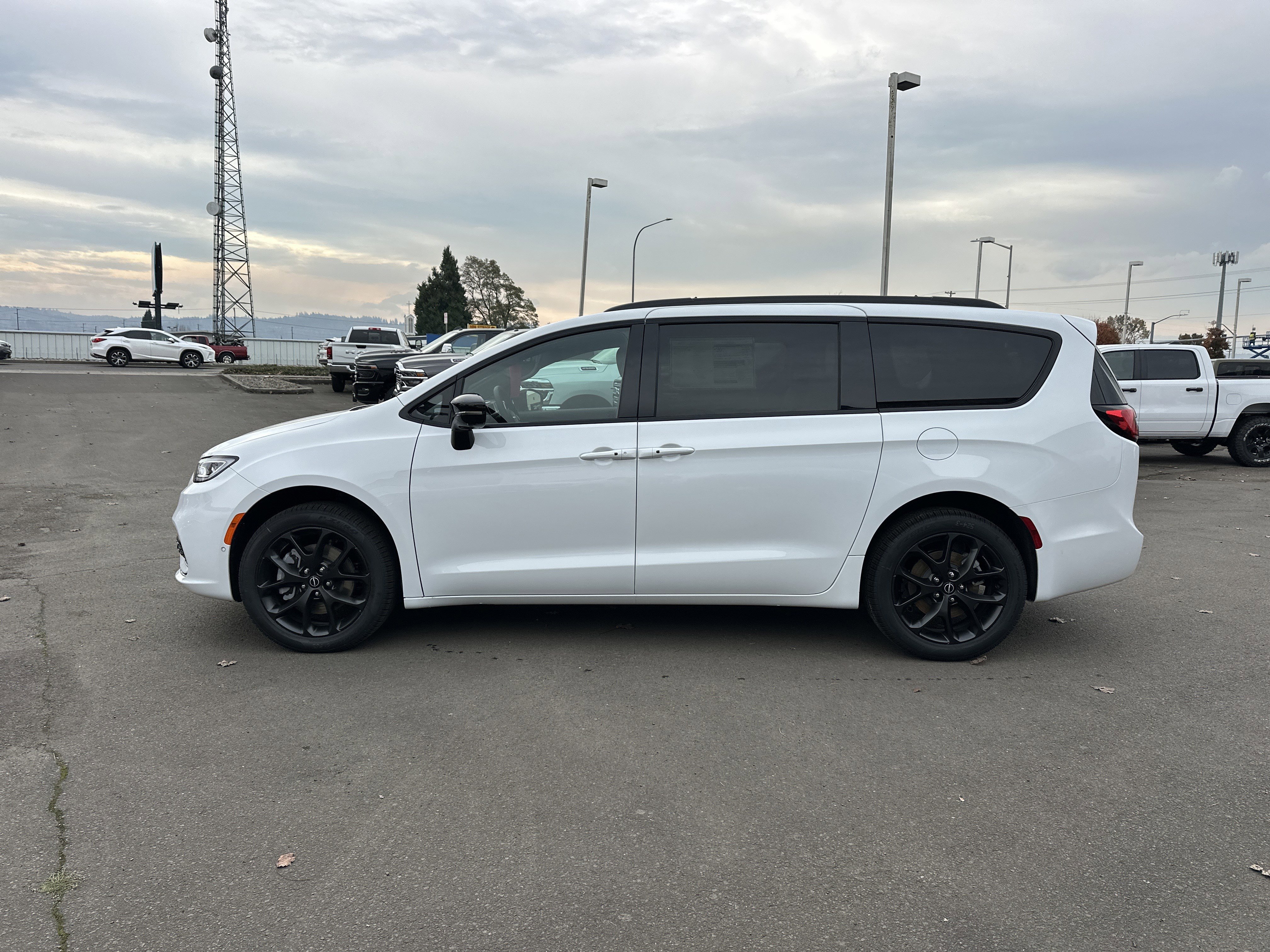 New 2026 Chrysler Pacifica Select w/ S Appearance Package image 2