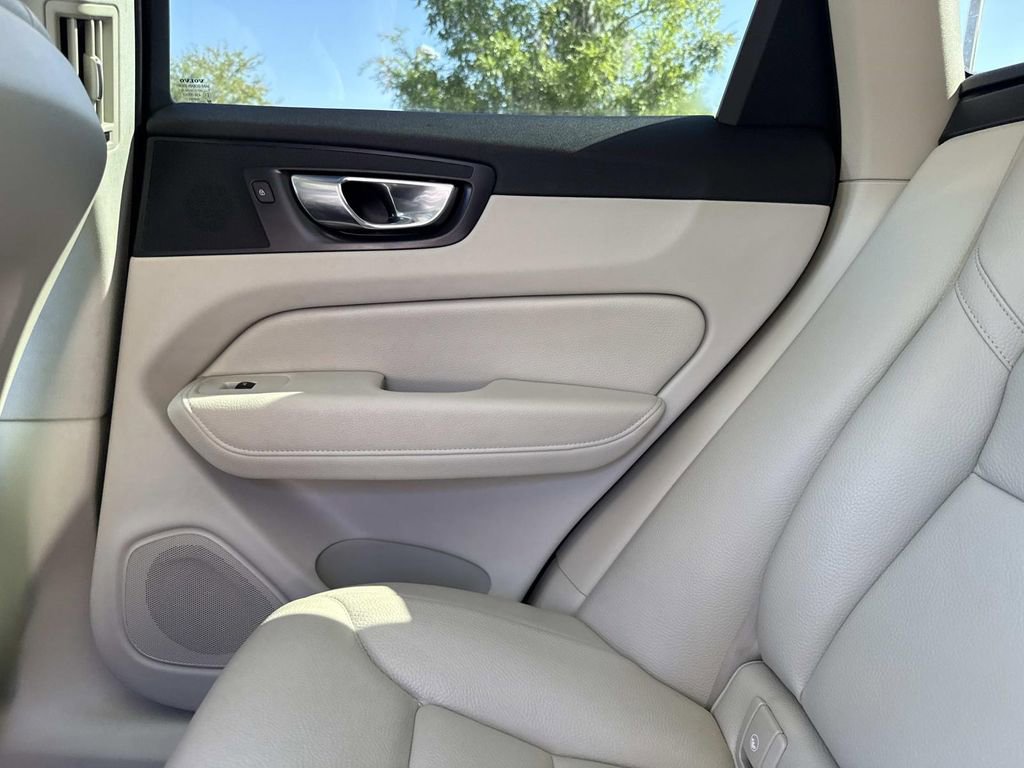 Used 2022 Volvo XC60 B5 Momentum w/ Climate Package image 17