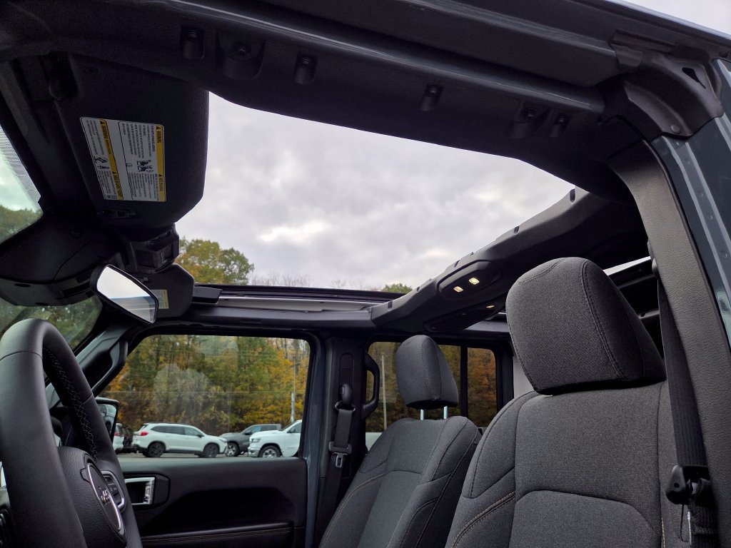 Used 2026 Jeep Wrangler Unlimited Sahara AWD/4WD image 23