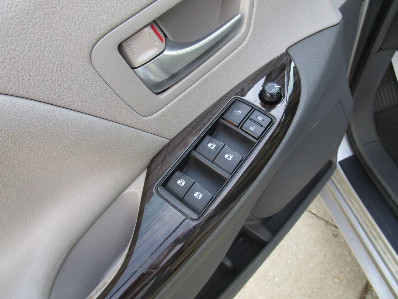 Used 2015 Toyota Sienna XLE Premium FWD image 13