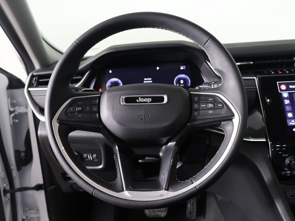 Used 2023 Jeep Grand Cherokee Laredo AWD/4WD image 36