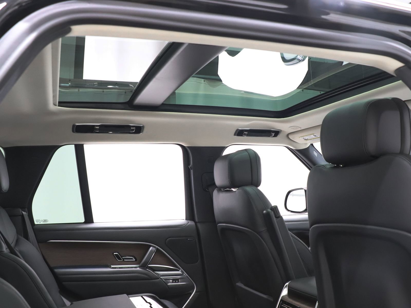 Used 2023 Land Rover Range Rover SE image 25