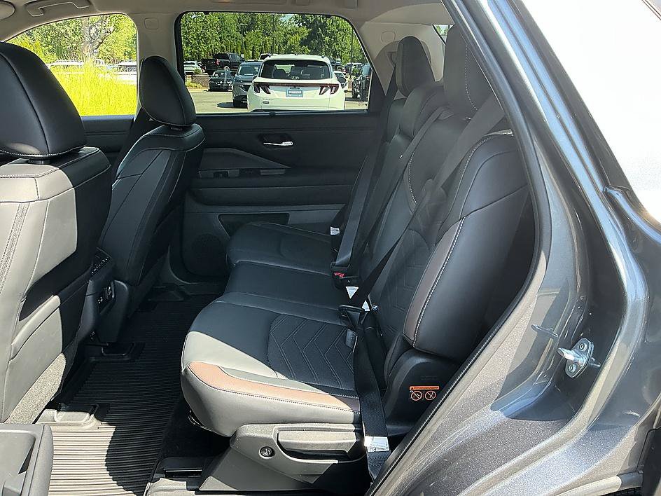 Certified 2025 Nissan Pathfinder Platinum w/ Cargo Package AWD/4WD image 25
