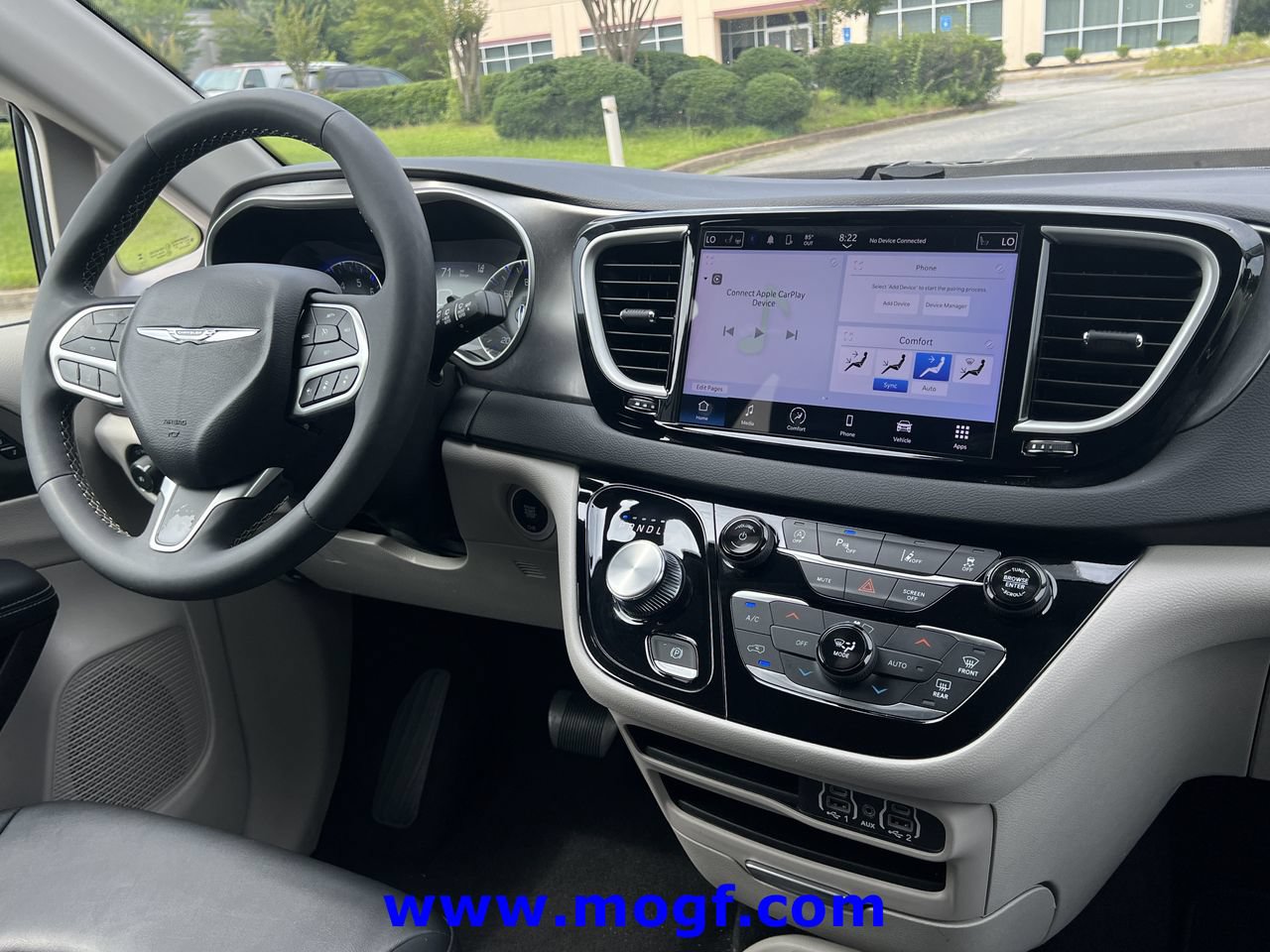 Used 2024 Chrysler Pacifica Touring-L FWD image 6