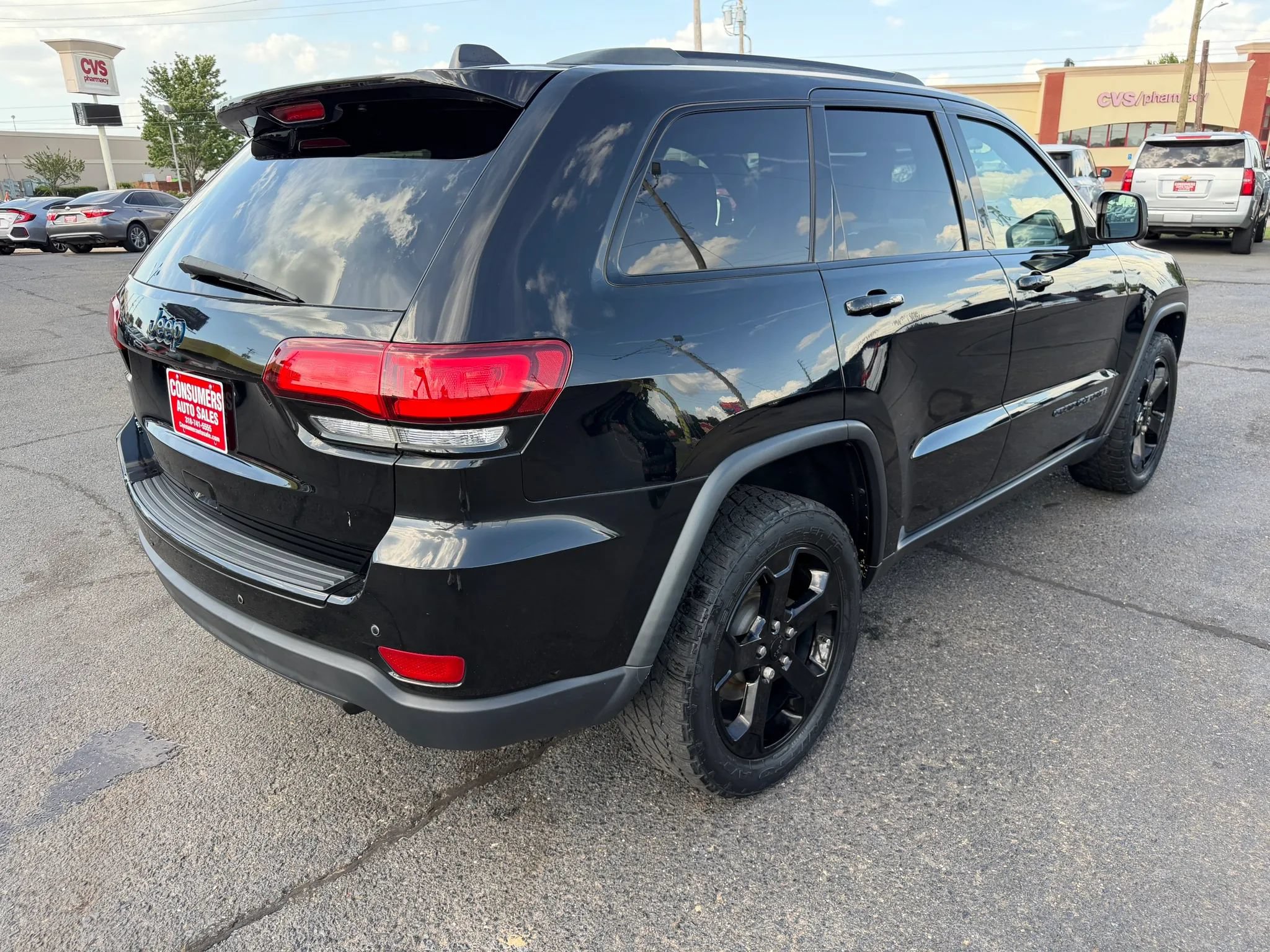 Used 2018 Jeep Grand Cherokee Laredo AWD/4WD image 3