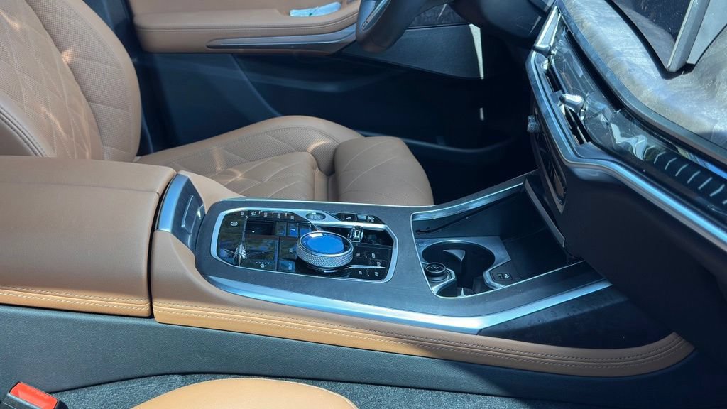 Used 2025 BMW X7 xDrive40i w/ M Sport Package AWD/4WD image 5