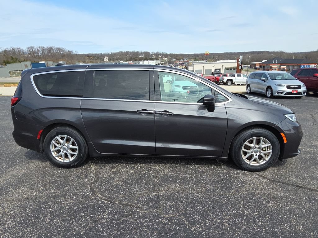 Used 2023 Chrysler Pacifica Touring-L FWD image 9
