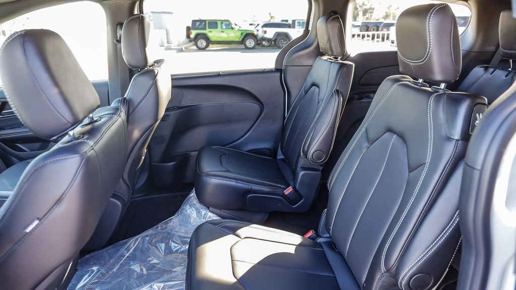 New 2026 Chrysler Pacifica Select w/ S Appearance Package image 21