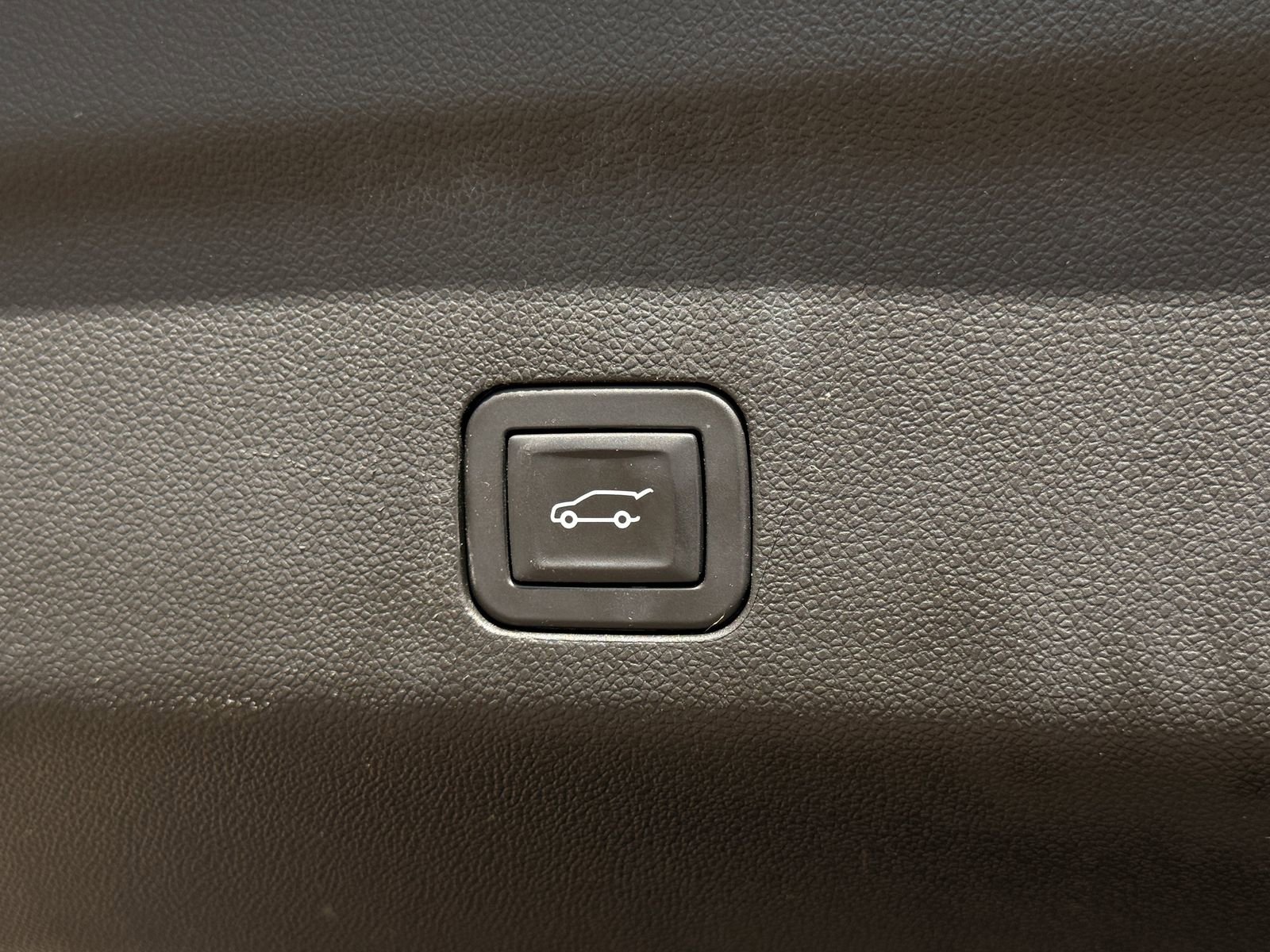 Used 2024 Chevrolet Suburban Z71 w/ Luxury Package image 31