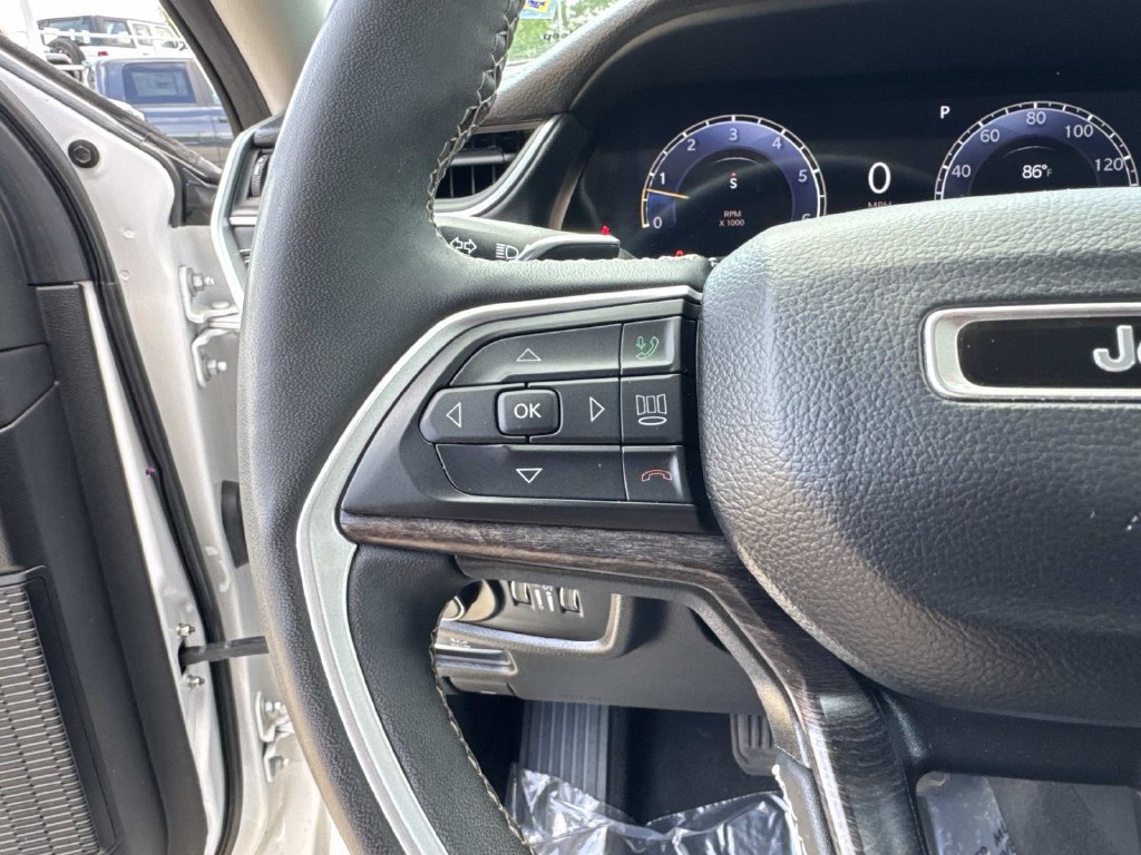 Used 2023 Jeep Grand Cherokee Limited AWD/4WD image 26