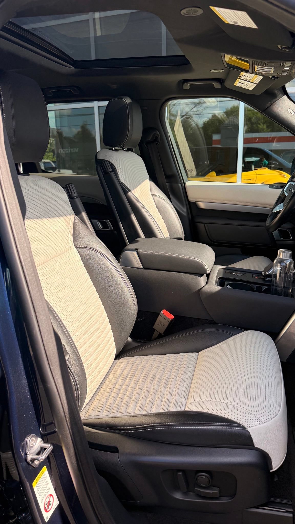 Used 2021 Land Rover Discovery S R-Dynamic AWD/4WD image 14