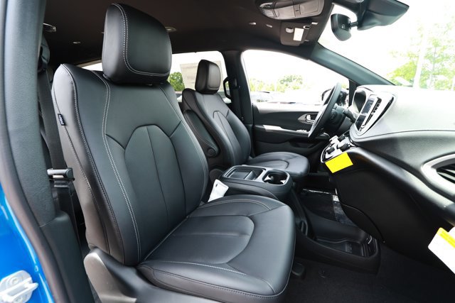 New 2027 Chrysler Pacifica Select FWD image 29