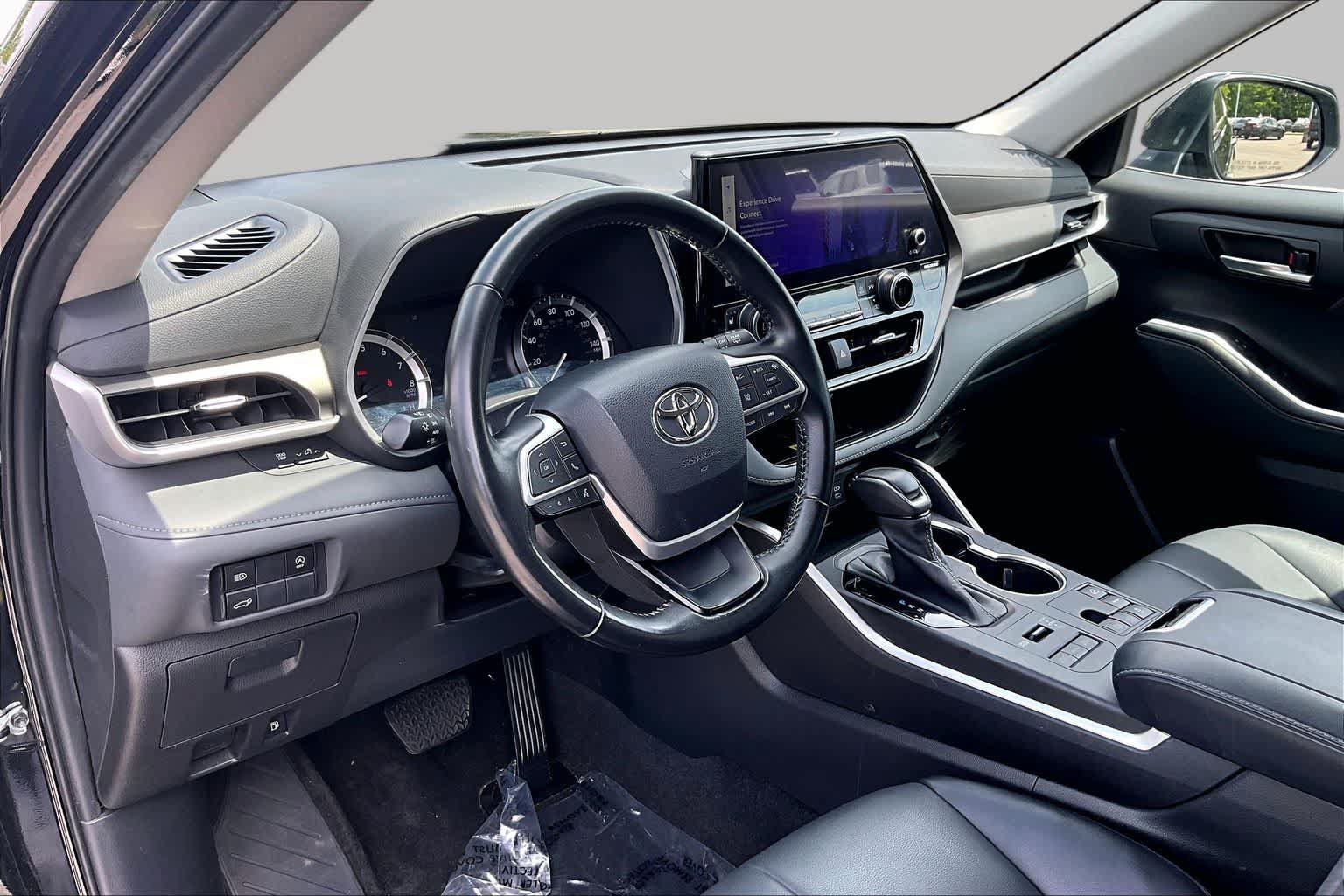 Used 2023 Toyota Highlander XLE AWD/4WD image 18