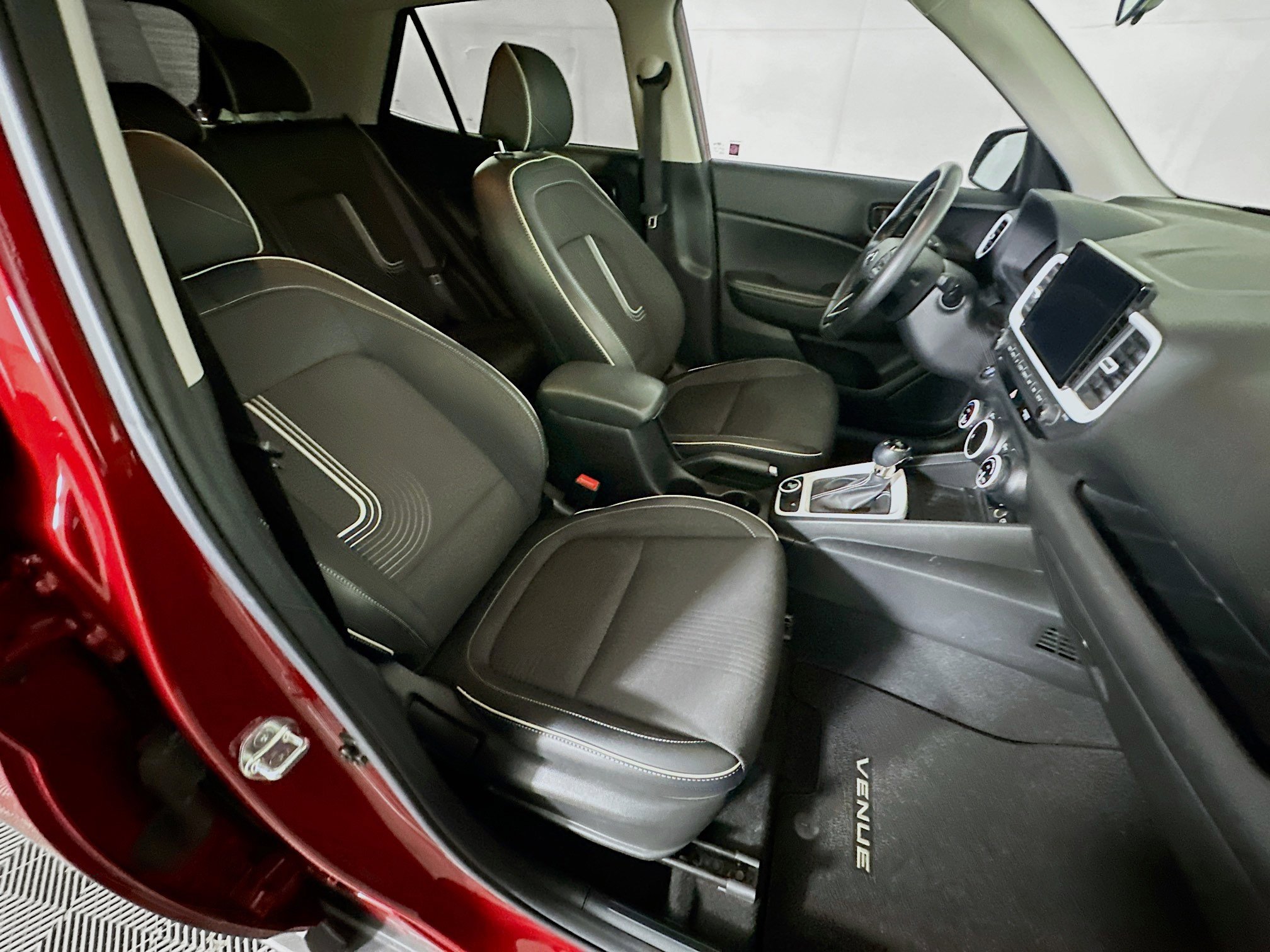 Used 2024 Hyundai Venue Limited image 30