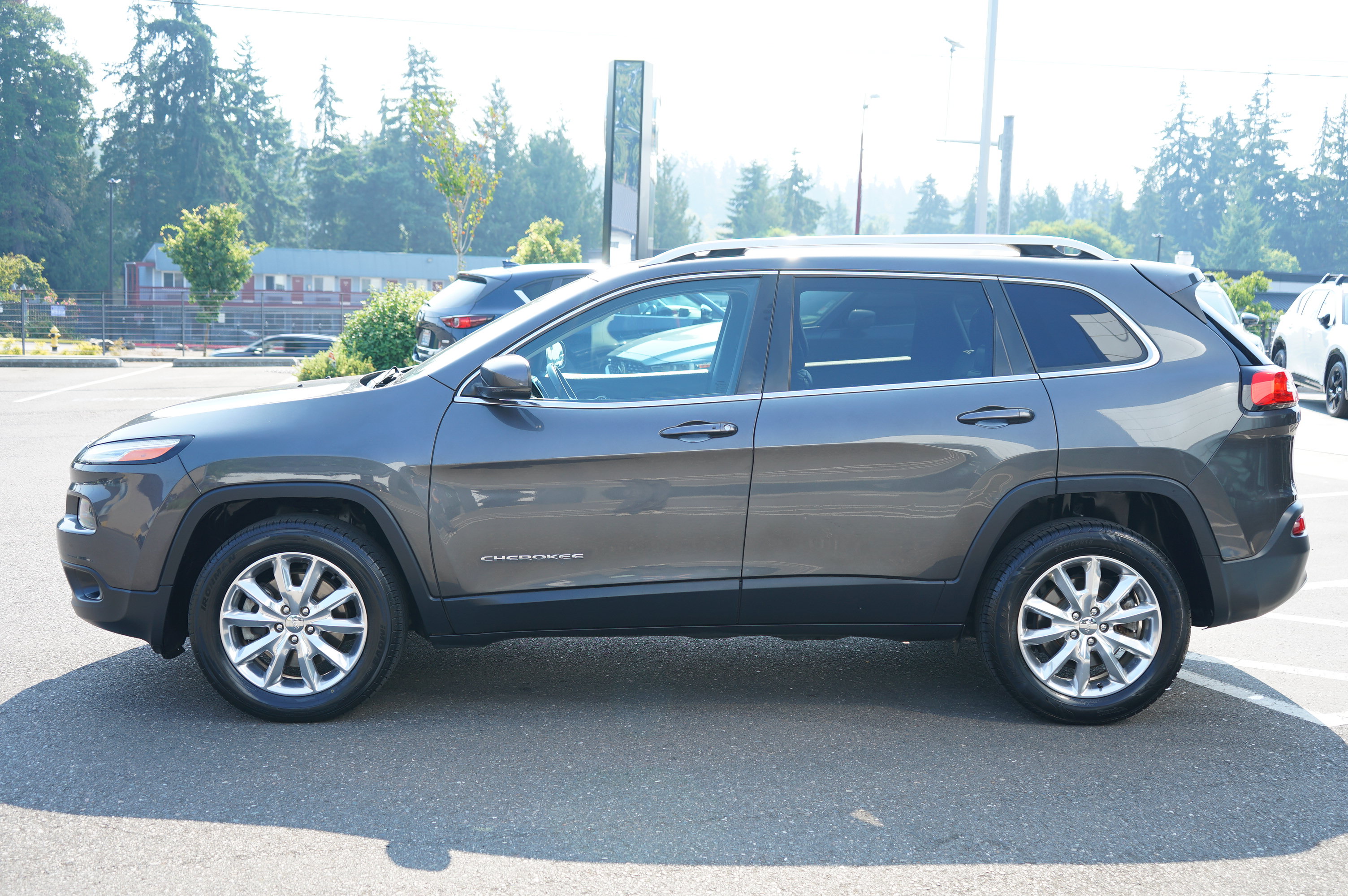 Used 2017 Jeep Cherokee Limited AWD/4WD image 7