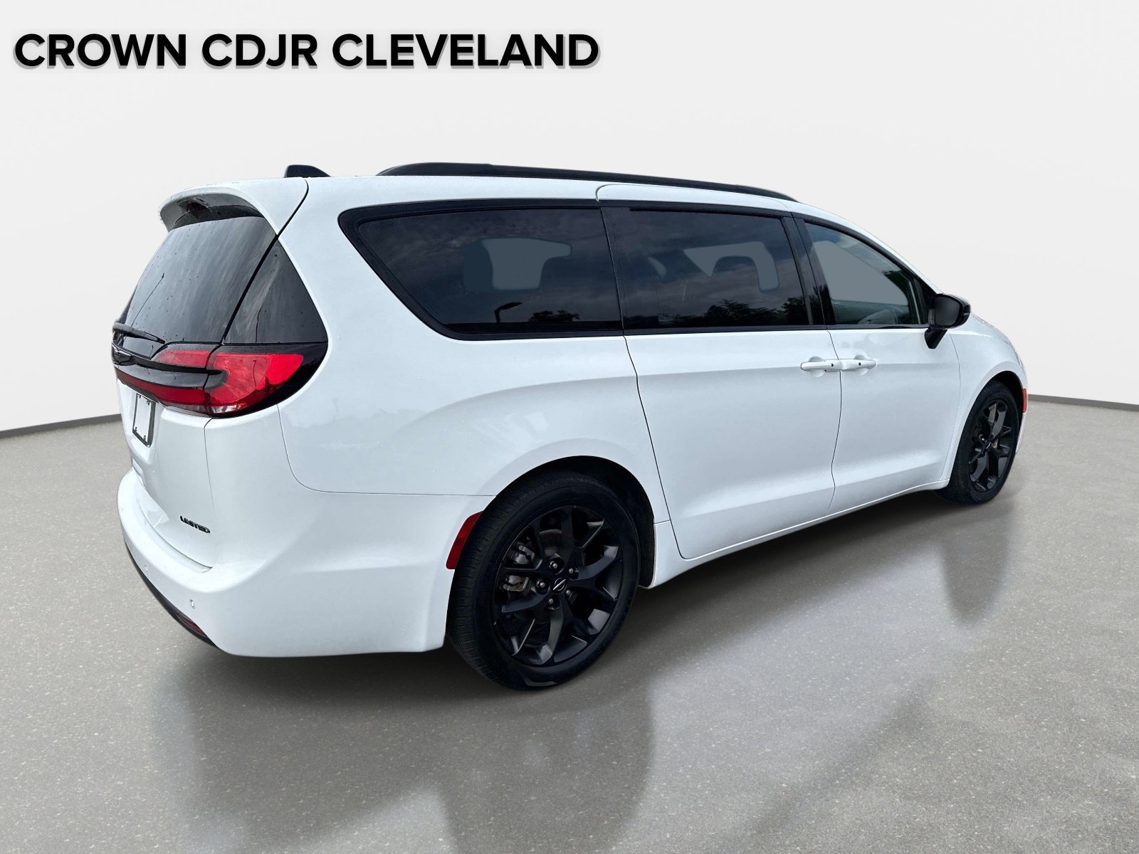 Used 2025 Chrysler Pacifica Limited FWD image 5