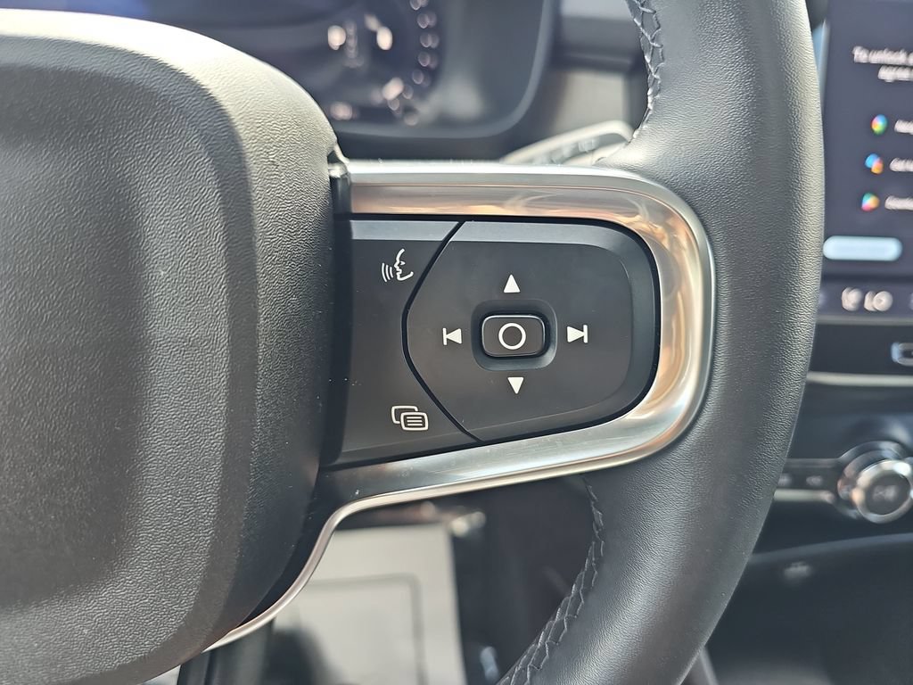Used 2025 Volvo XC40 B5 Plus AWD/4WD image 18