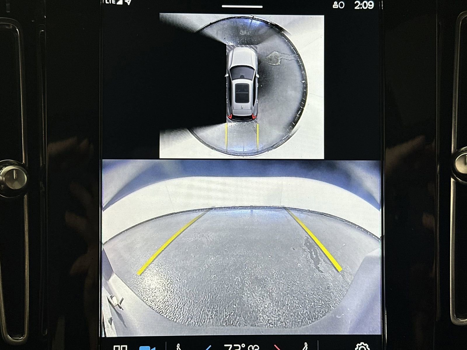 Used 2024 Volvo XC40 B5 Plus image 17