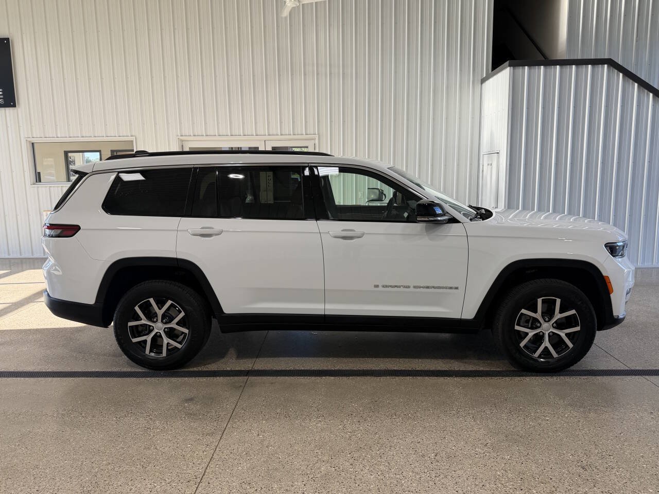 Used 2025 Jeep Grand Cherokee L Limited AWD/4WD image 22