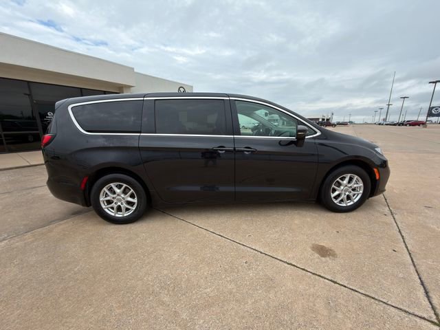 Used 2023 Chrysler Pacifica Touring-L FWD image 17