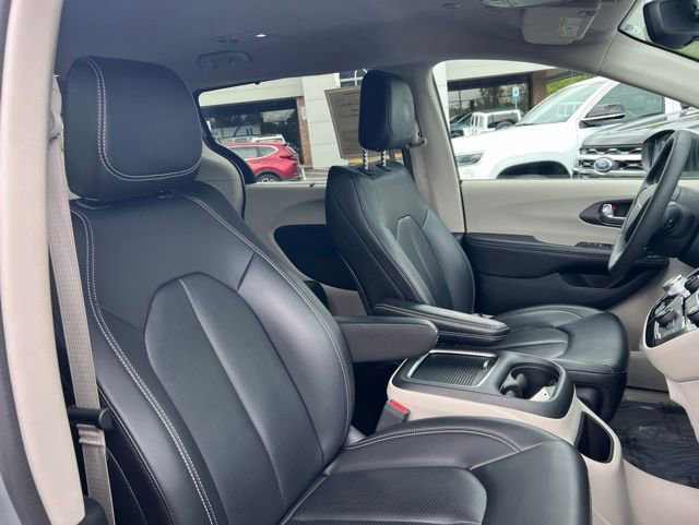 Used 2023 Chrysler Pacifica Touring-L FWD image 25