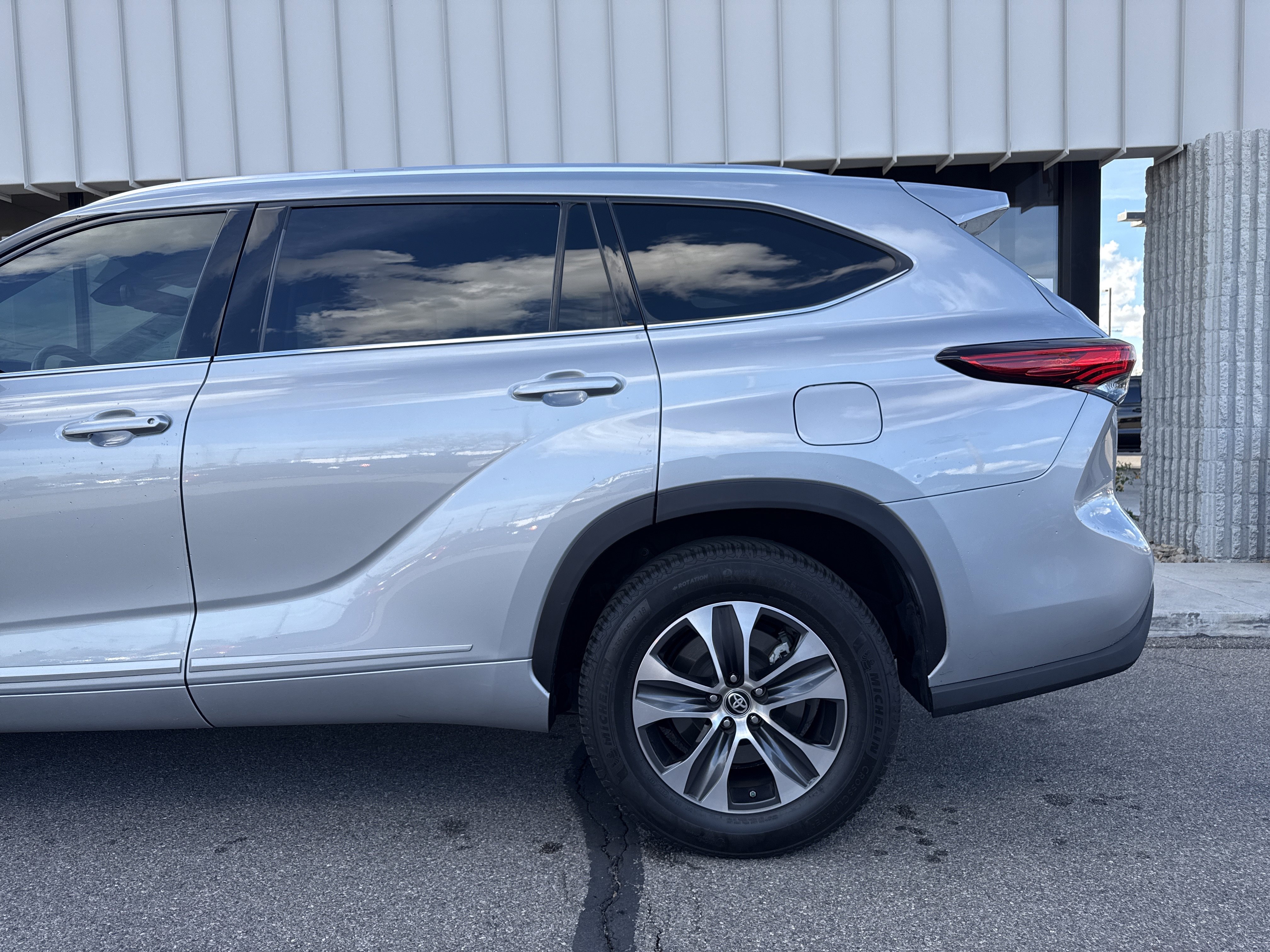 Used 2020 Toyota Highlander XLE image 2