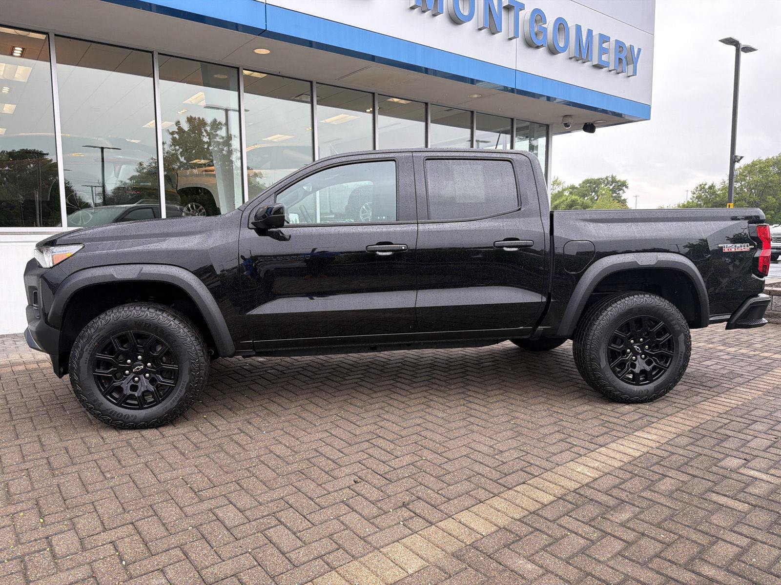 Used 2024 Chevrolet Colorado Trail Boss w/ Technology Package AWD/4WD image 2