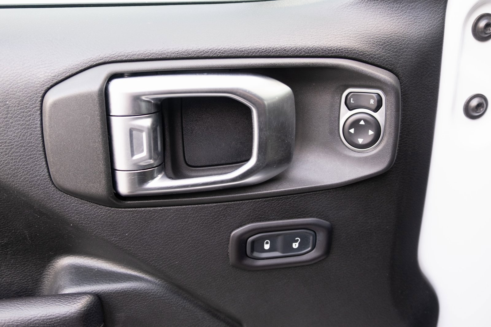 Used 2018 Jeep Wrangler Sport image 13