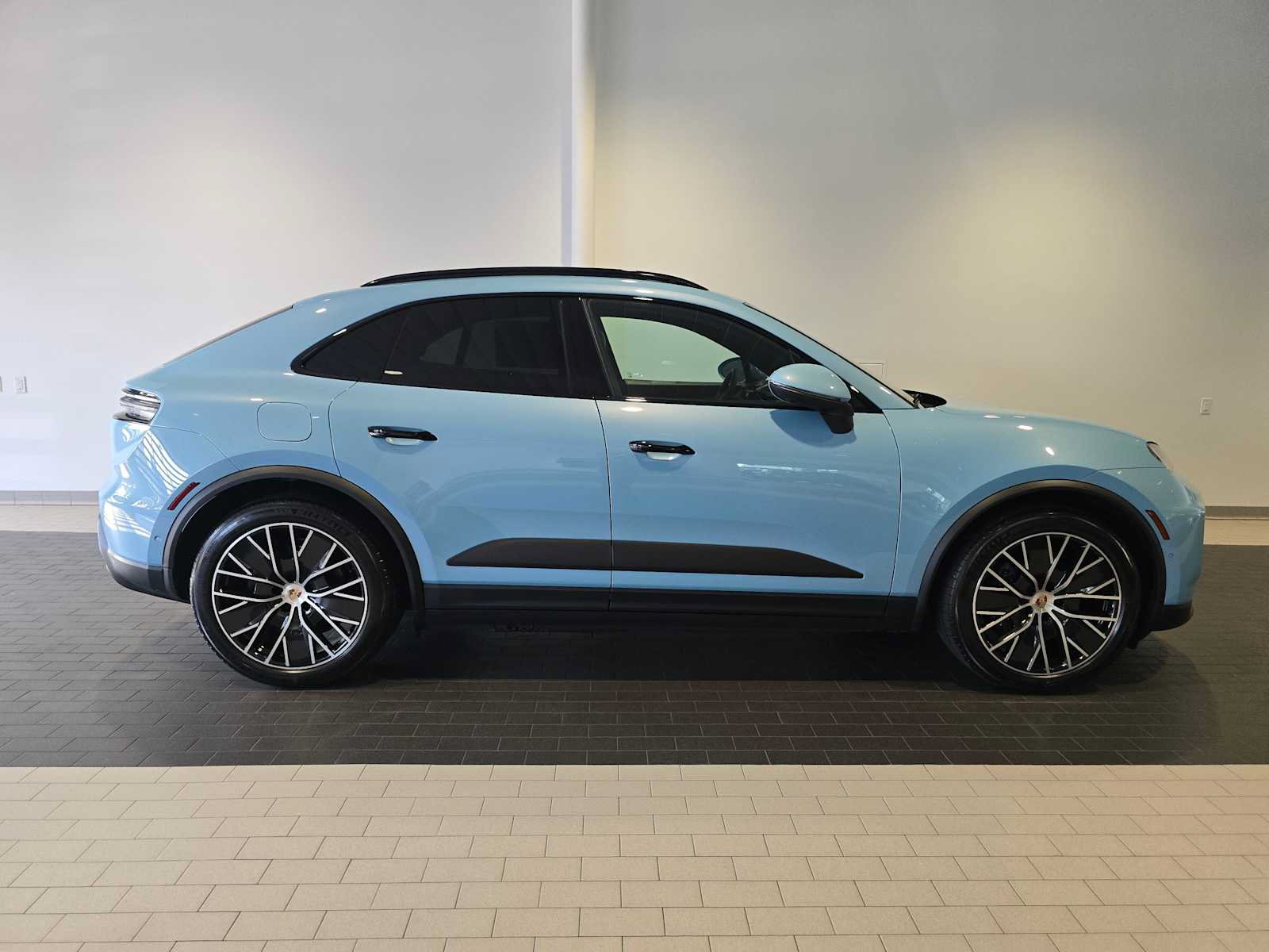 Used 2025 Porsche Macan Electric RWD image 7