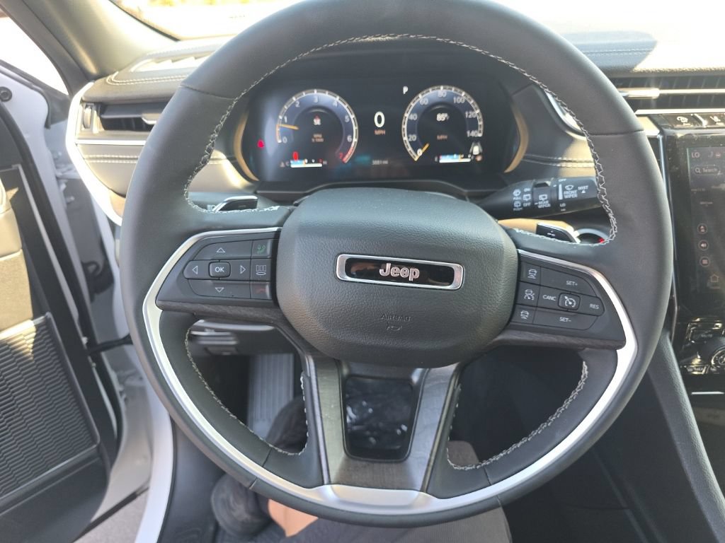 Used 2025 Jeep Grand Cherokee Limited w/ Luxury Tech Group II AWD/4WD image 16