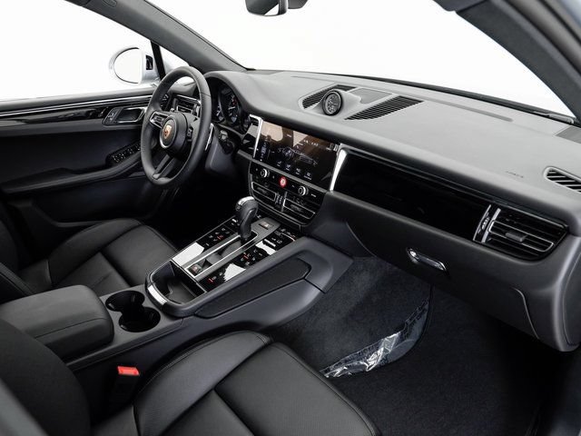 Certified 2025 Porsche Macan AWD/4WD image 23