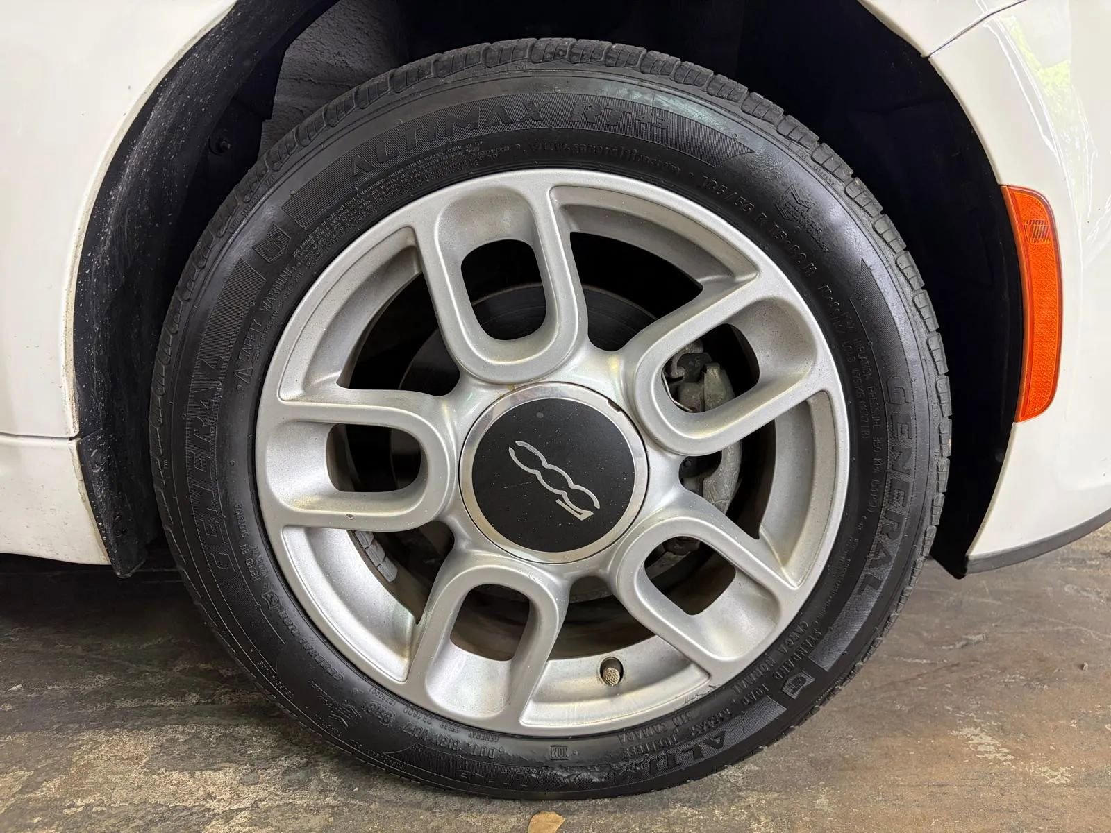 Used 2012 FIAT 500 Lounge w/ Pink Ribbon Special Edition image 23