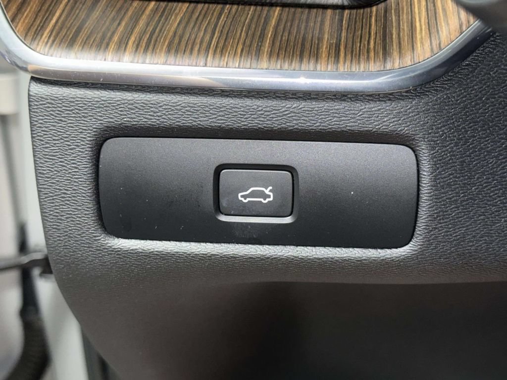 Used 2023 Volvo XC60 B5 Plus w/ Climate Package AWD/4WD image 27