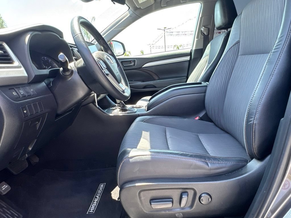 Certified 2019 Toyota Highlander Plus w/ Carpet Mat Package (TMS) AWD/4WD image 22