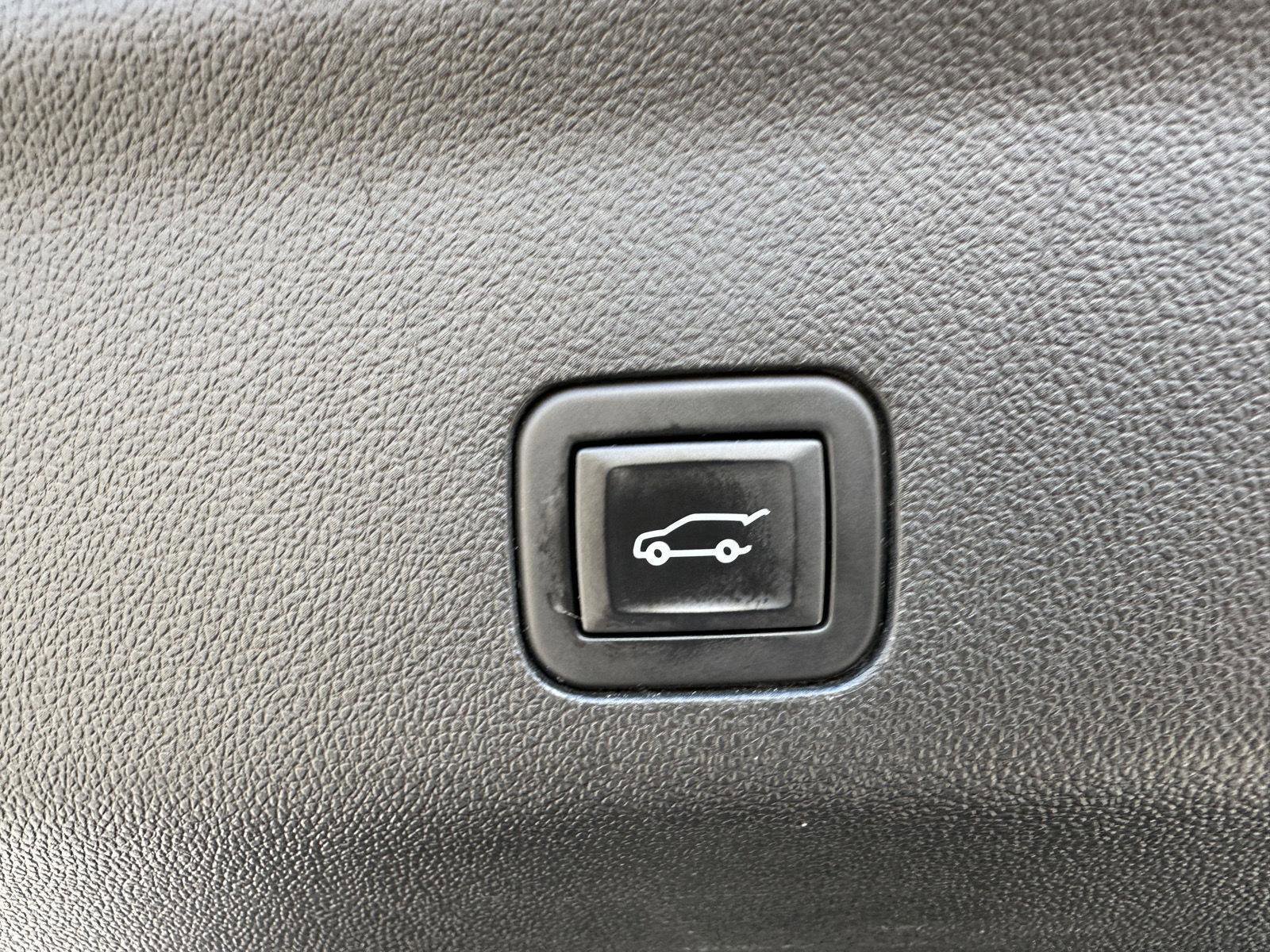 Used 2023 Chevrolet Suburban Premier image 8