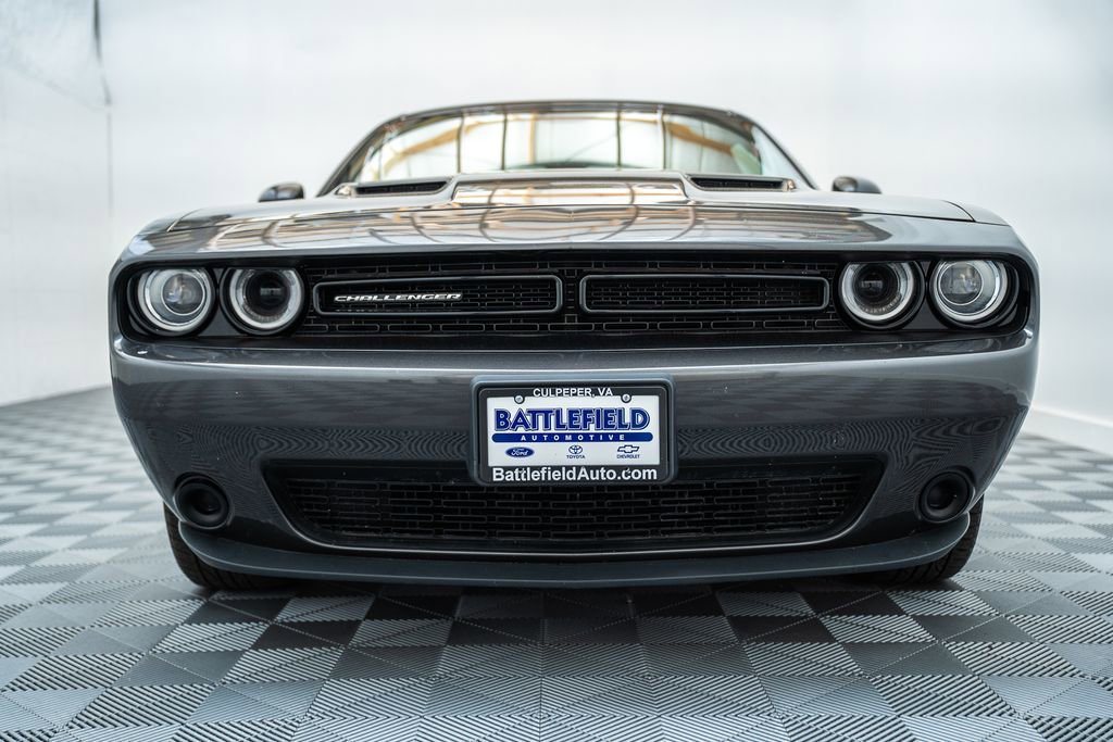 Used 2015 Dodge Challenger SXT RWD image 2