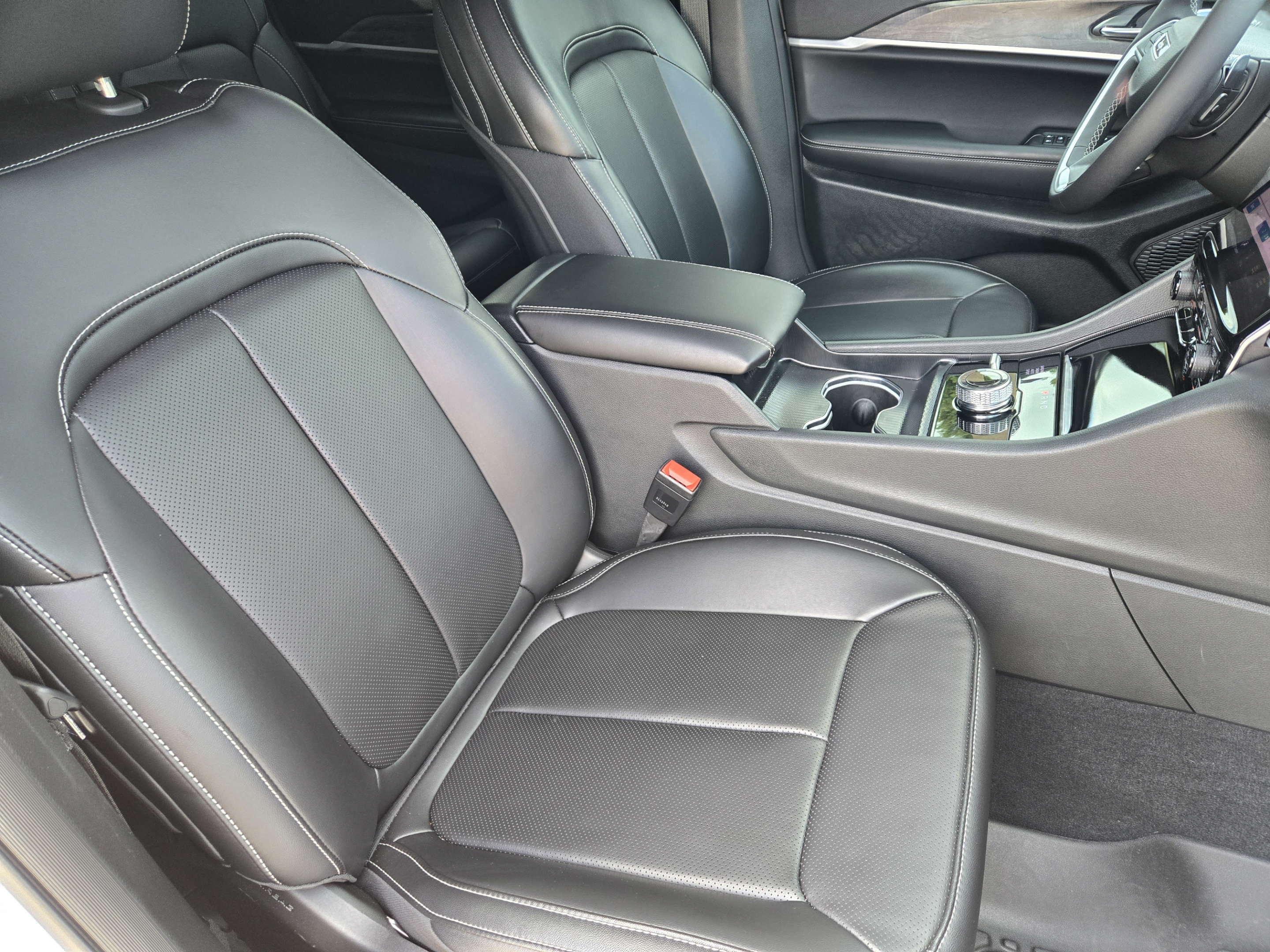 Used 2025 Jeep Grand Cherokee L Limited w/ Luxury Tech Group II AWD/4WD image 10