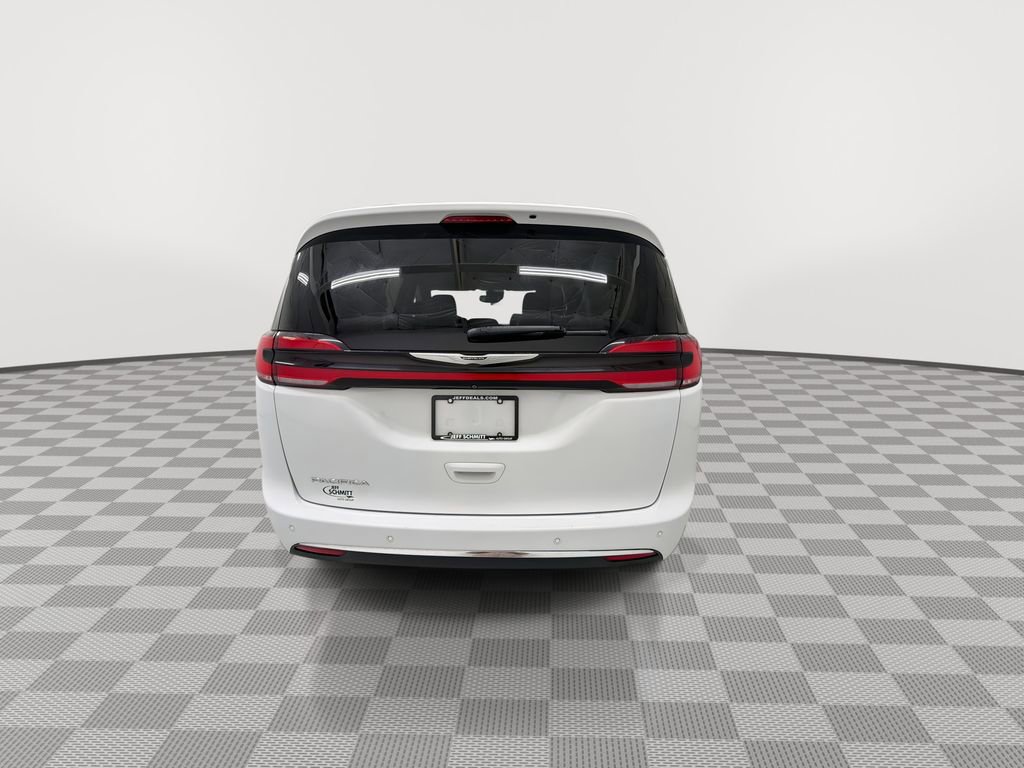 Used 2022 Chrysler Pacifica Touring-L image 10