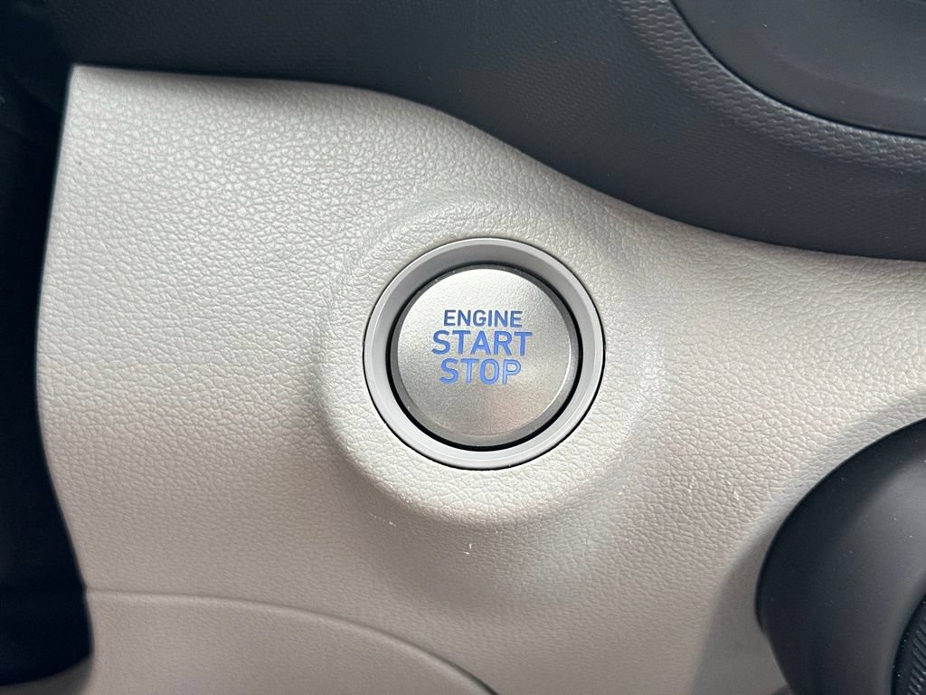 Used 2025 Hyundai Venue SEL FWD image 24