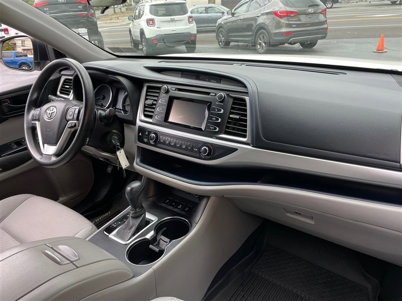 Used 2017 Toyota Highlander LE image 5