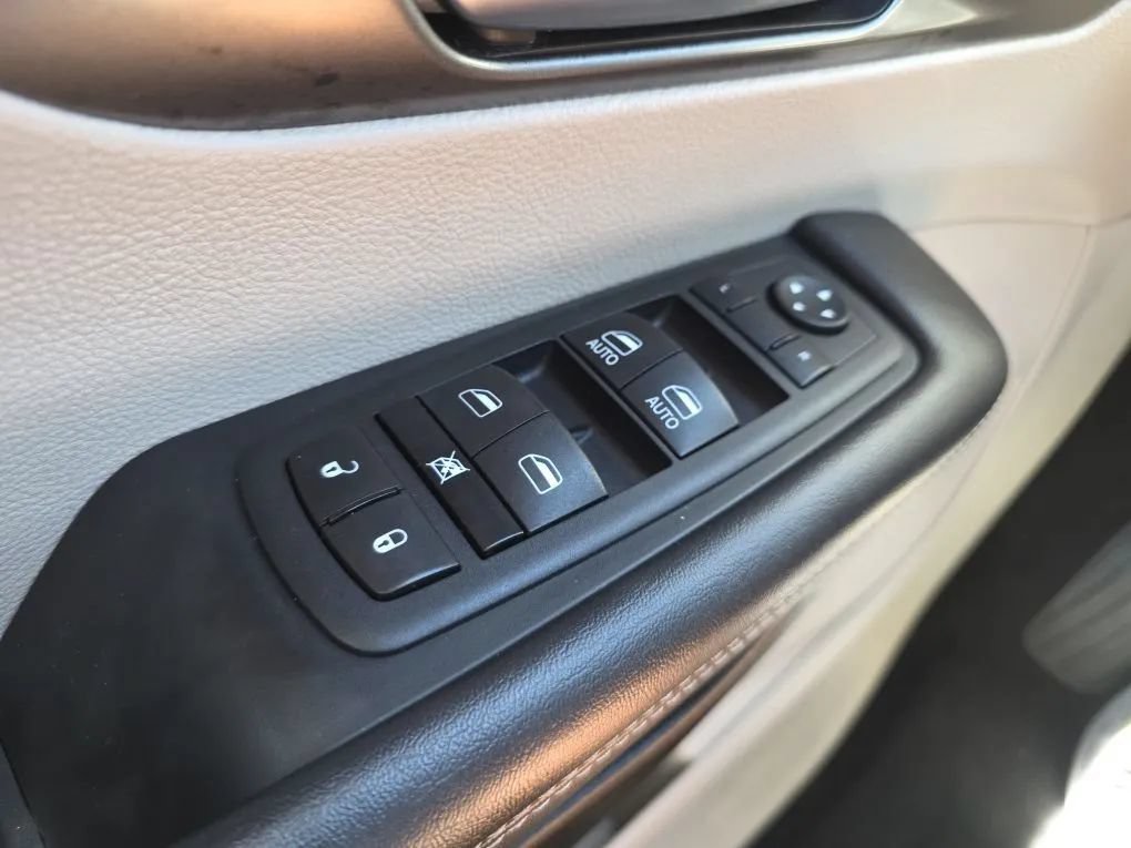 Used 2023 Chrysler Pacifica Touring-L FWD image 22