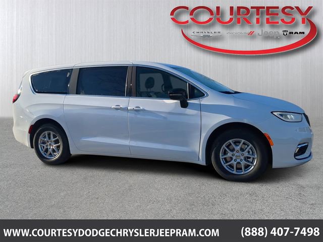 New 2025 Chrysler Pacifica Select image 1