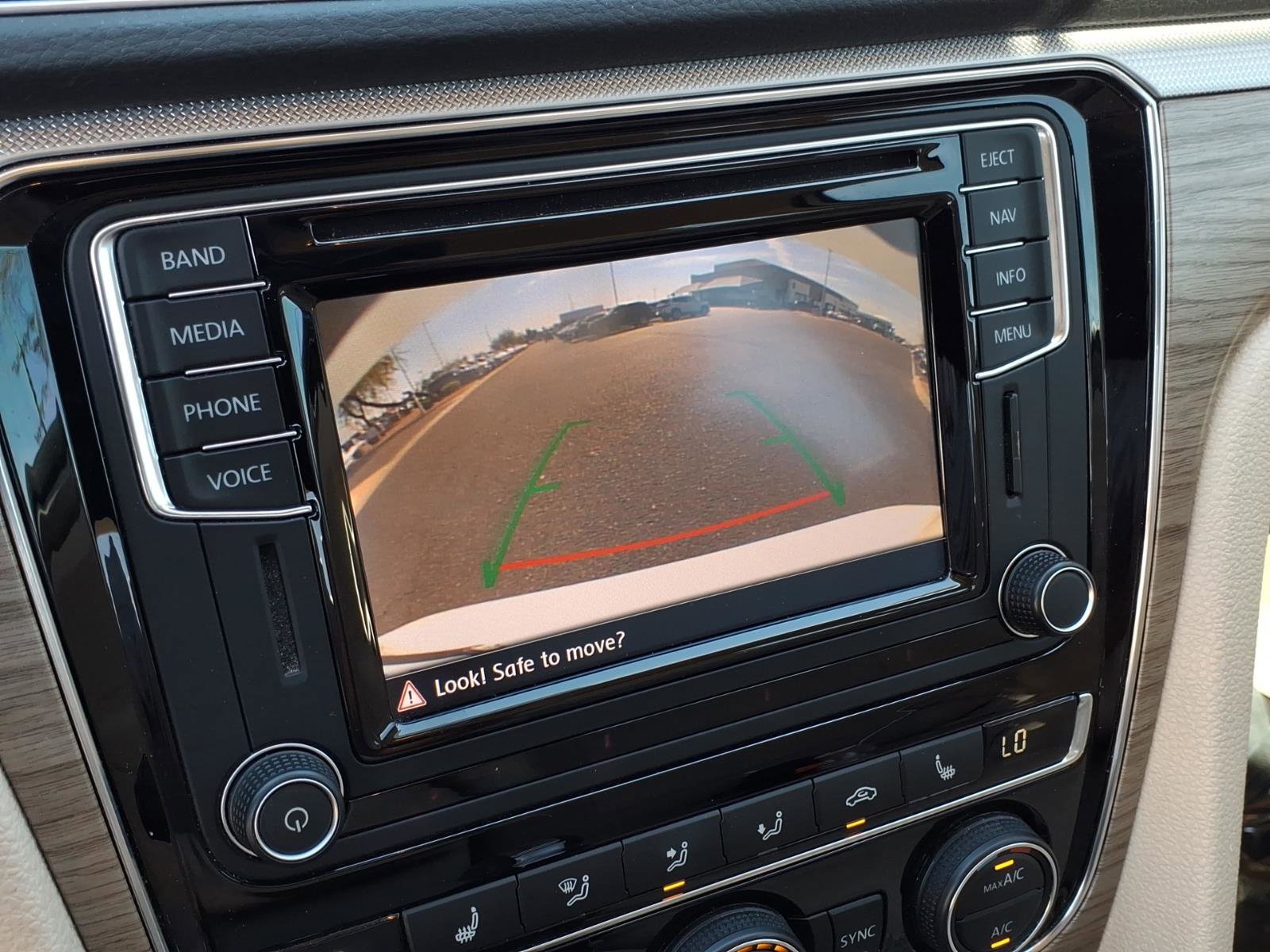 Used 2016 Volkswagen Passat 1.8T SEL Premium image 30