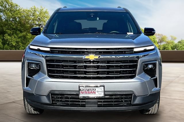 Used 2025 Chevrolet Traverse LT FWD image 2