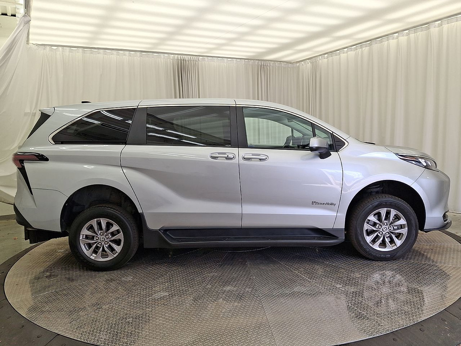 Used 2024 Toyota Sienna LE FWD image 29