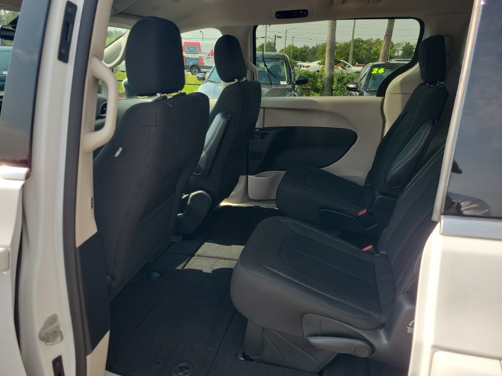 Used 2022 Chrysler Voyager LX FWD image 8
