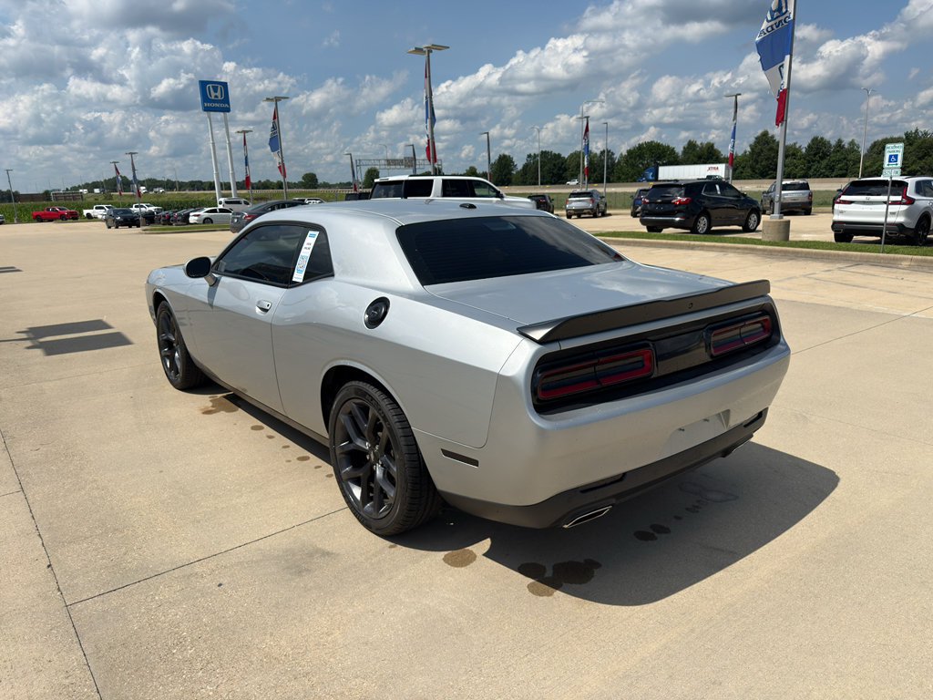 Used 2019 Dodge Challenger SXT w/ Driver Convenience Group RWD image 7